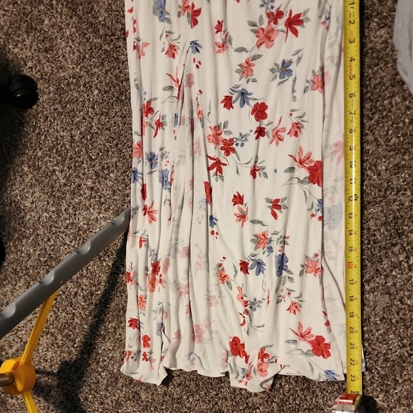 Divided Floral Ruffle Blouse - Picture 7 of 7